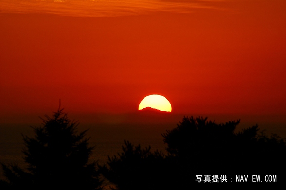 幌尻岳から昇る朝日