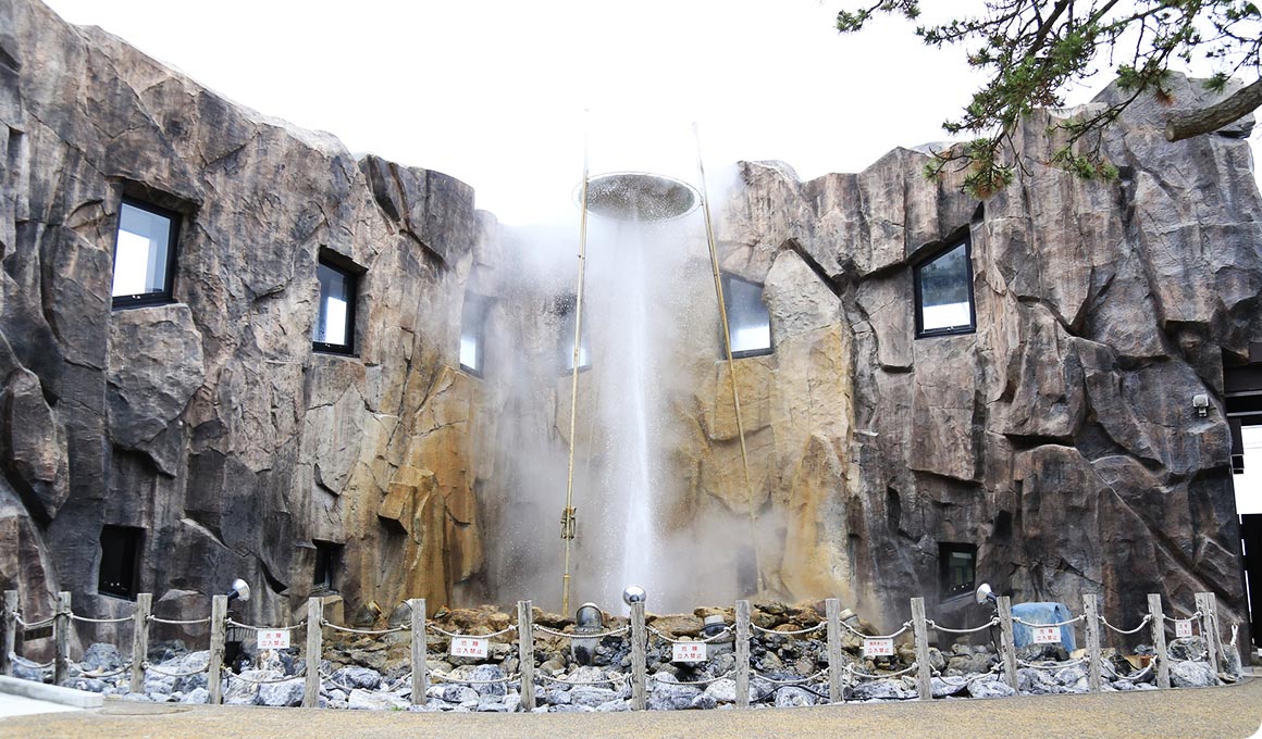 道の駅しかべ間歇泉公園の間歇泉が湧き出ている画像