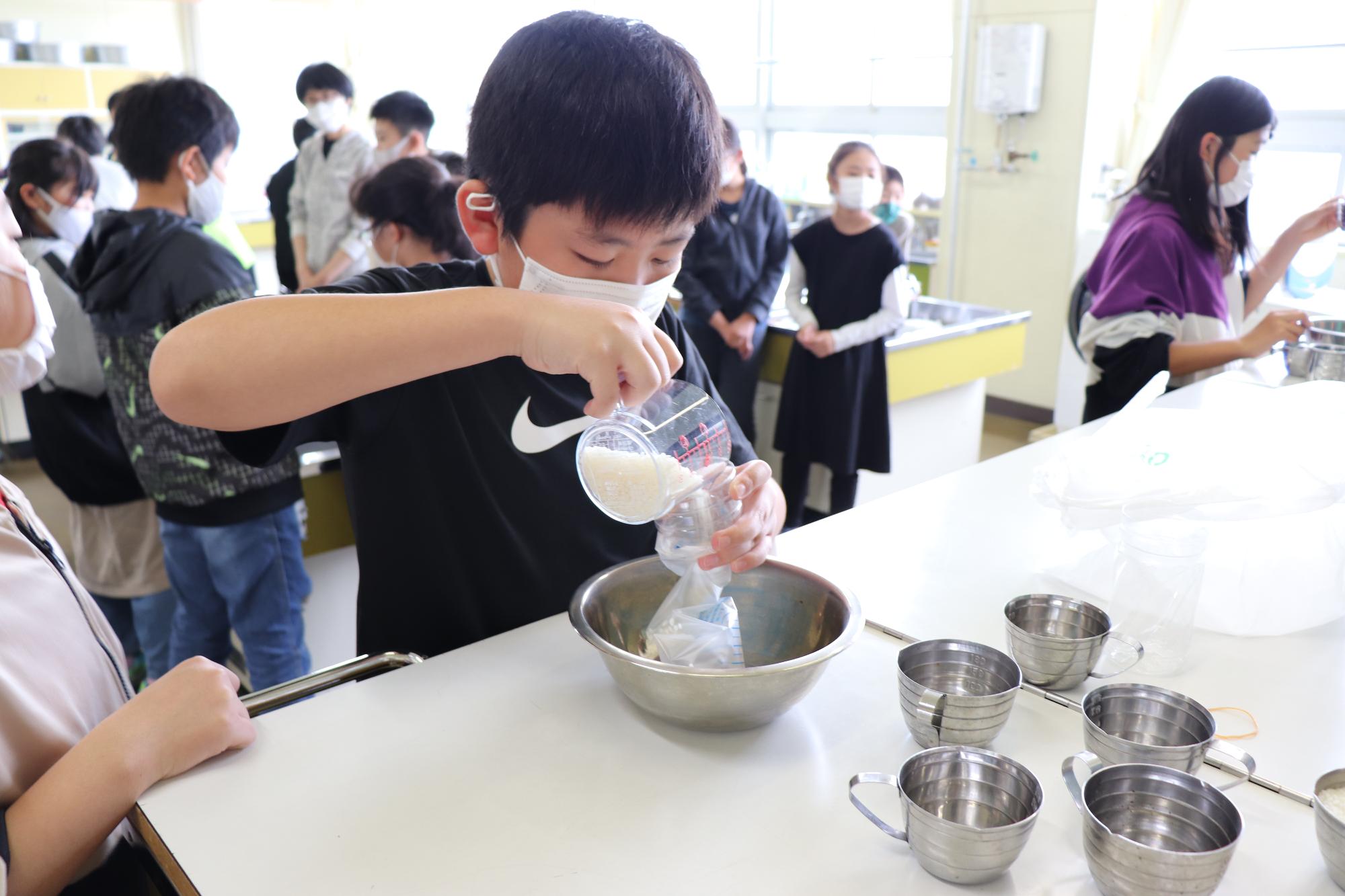 防災食を作る様子