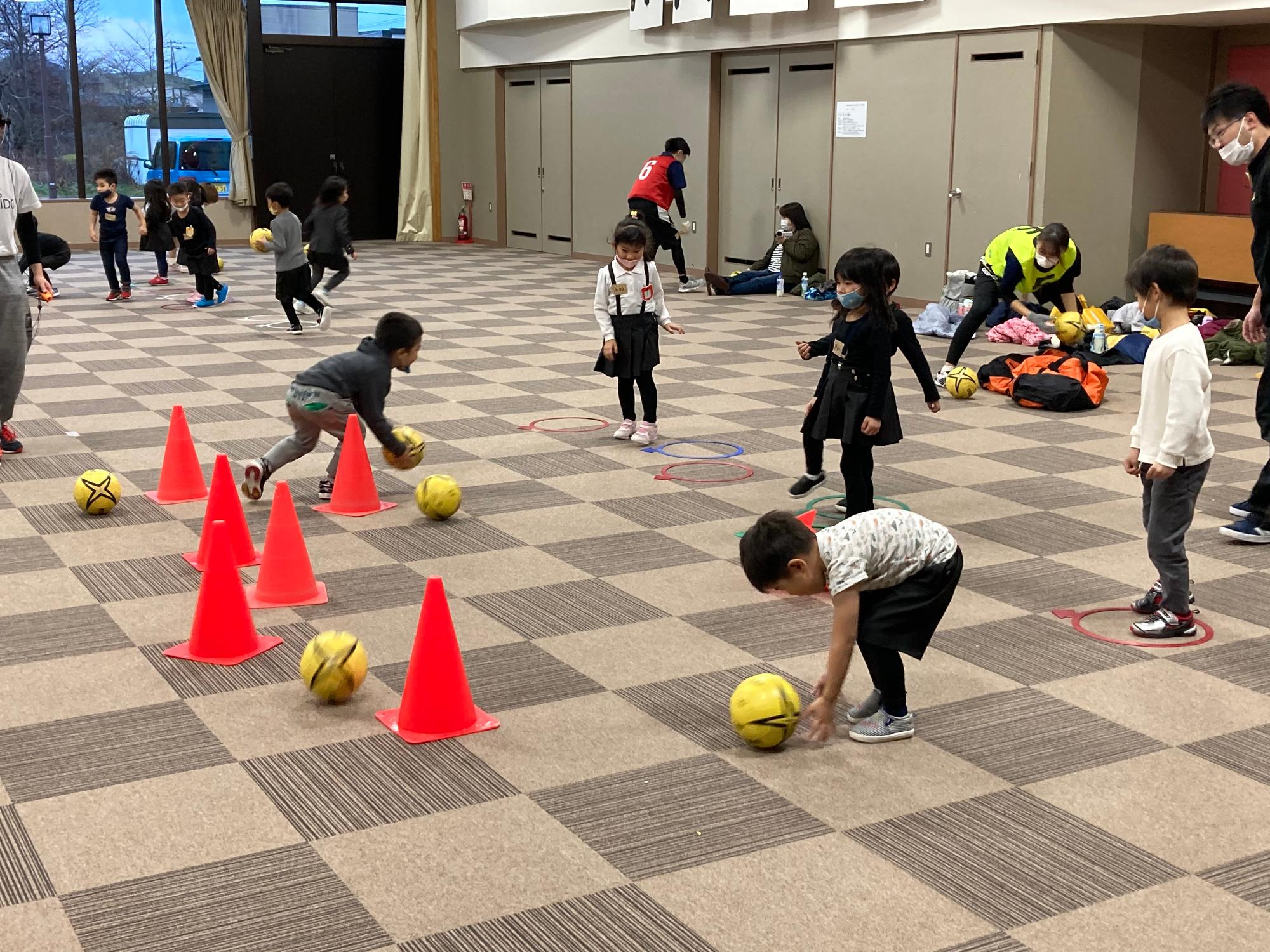 げんきっ子の活動の様子（ボール遊び）