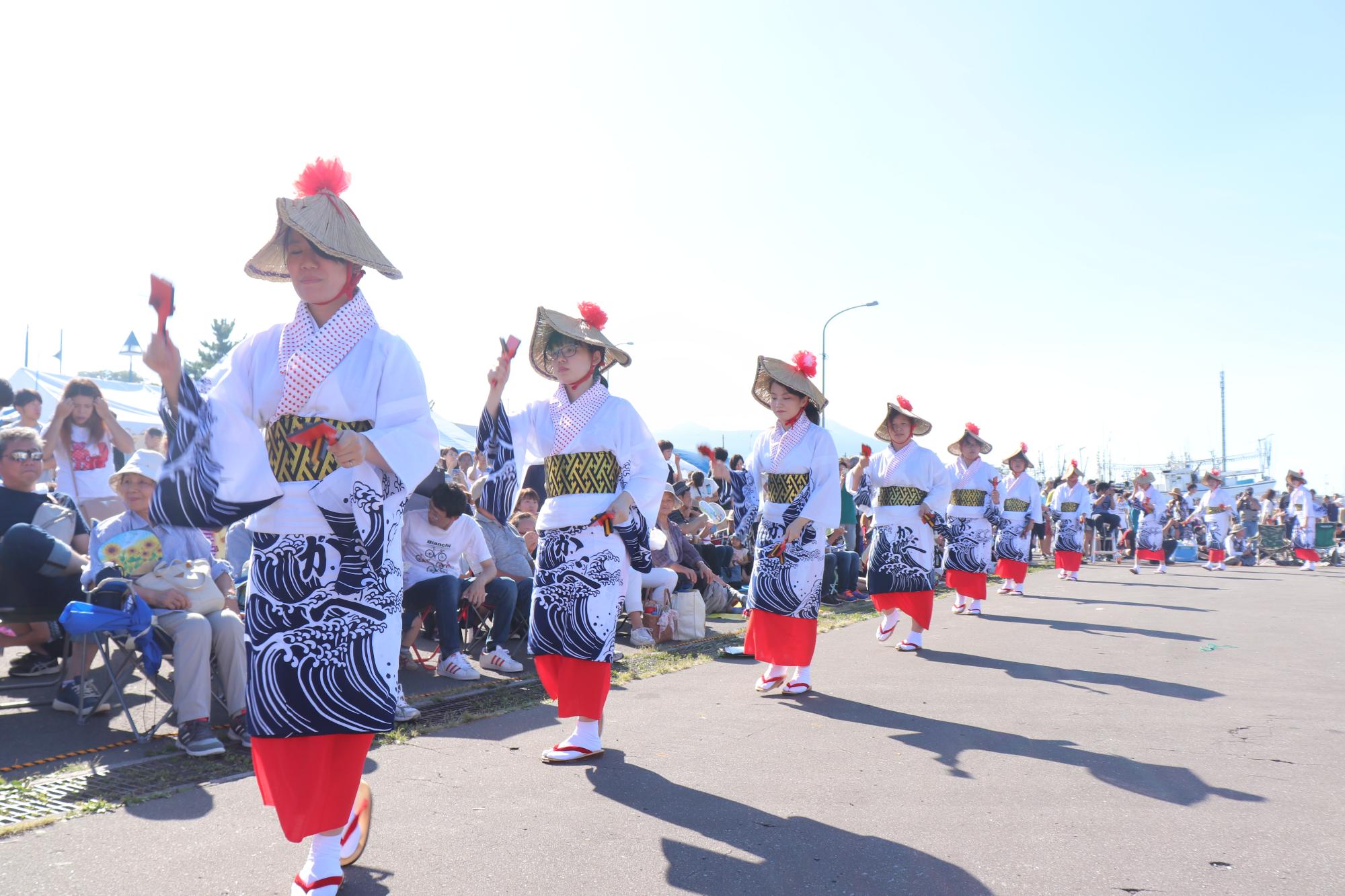 しかべ海と温泉のまつりでの踊りの様子